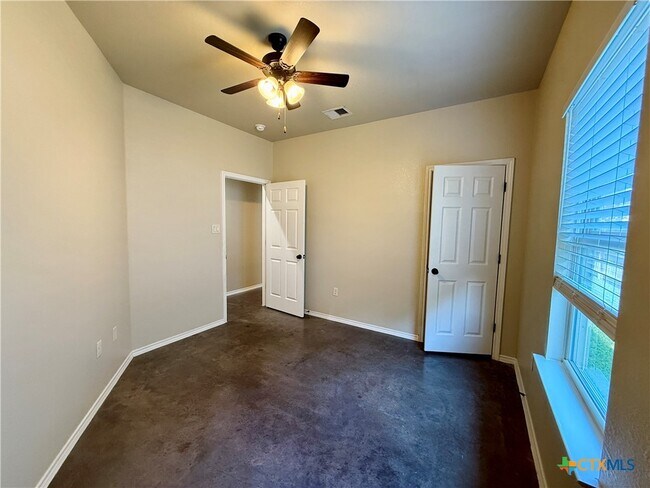 Building Photo - 424 Jack Rabbit Ln