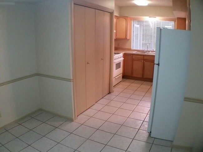 Building Photo - 7204 Creekside Dr