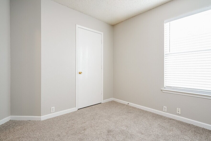 Building Photo - 6901 Baybridge Dr