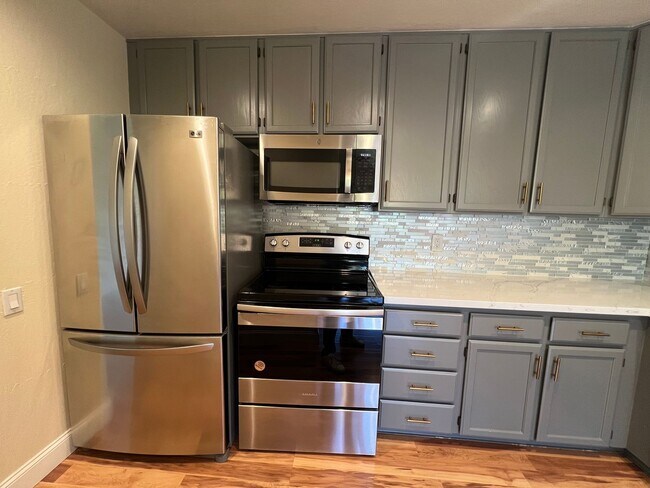 Building Photo - Modern & Renovated 2 Bed | 2 Bath Condo