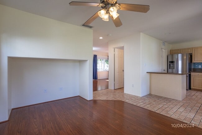 Building Photo - SF 3BR/2.5BA/2car garage in Ocean Pointe w...