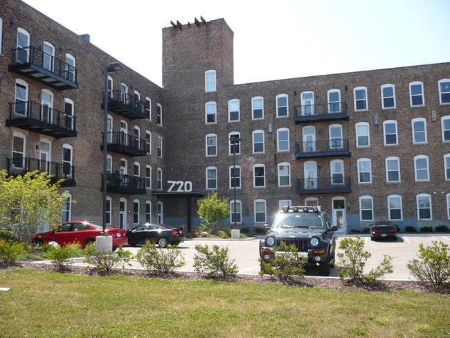 Building Photo Front - Riverbend Lofts
