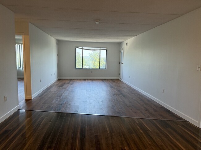 Building Photo - 1550 Worcester Rd