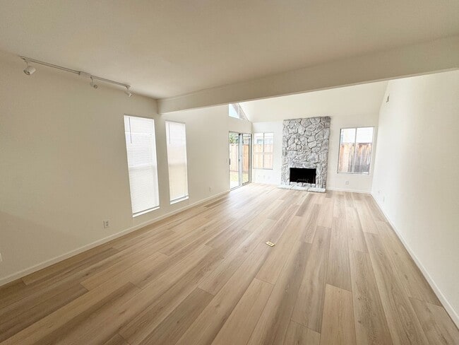 Building Photo - Great Shape Townhome in Pleasanton with shared driveway