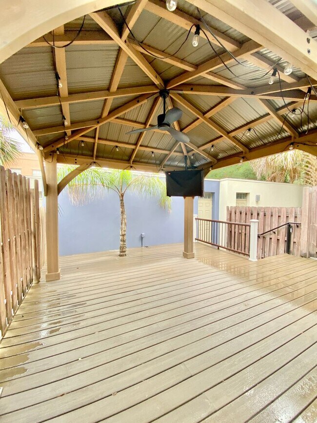 Building Photo - LUXURY TOWNHOME IN SODO 3/2.5 PLUS OFFICE AND BONUS ROOM  - DOWNTOWN ORLANDO