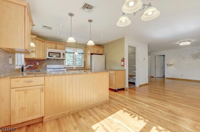 Building Photo - 336 Lakeview Ave