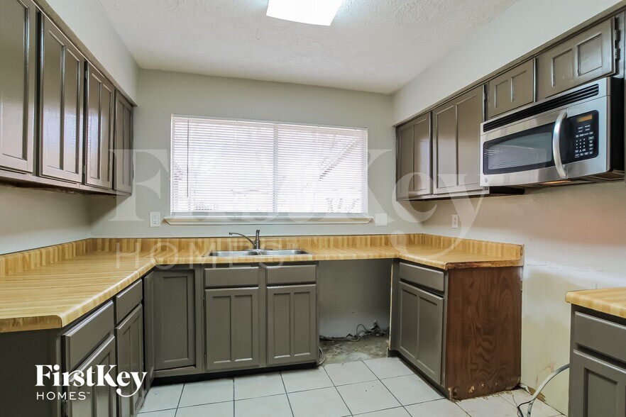 Building Photo - 4118 Pinebridge Ln