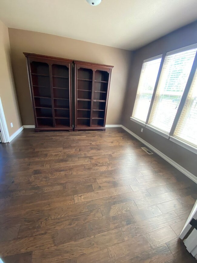 Building Photo - NE House Pet Friendly, 4 Bdrm, 2.5 Bath, Bonus Room, Office, Gas Heat/fireplace, A/C