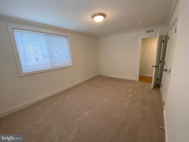 Building Photo - 2838 Hartford St SE