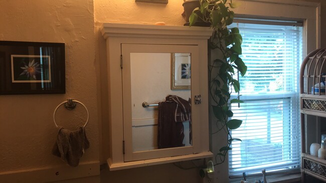 Building Photo - Charming 3 bedroom 1 bath in University/Le...