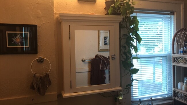 Building Photo - Charming 3 bedroom 1 bath in University/Lexington neighborhood!