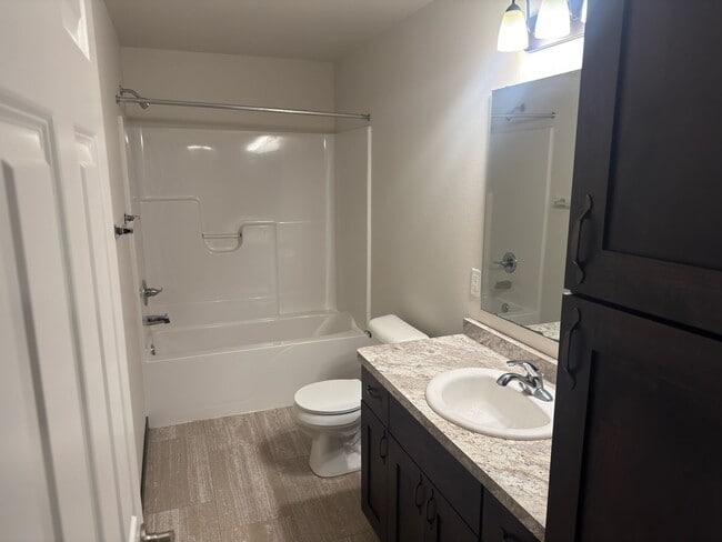 Building Photo - 4 Bed 3 Bath Single Family Home