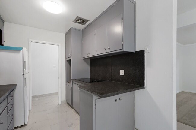 Building Photo - Old East Davis Rental with Spacious Yard, Bonus Room & Easy Bike Access to UC Davis