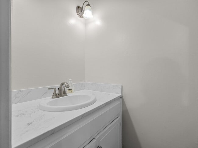 Building Photo - Charming 2BR/1.5BA Townhouse – Pets Welcom...