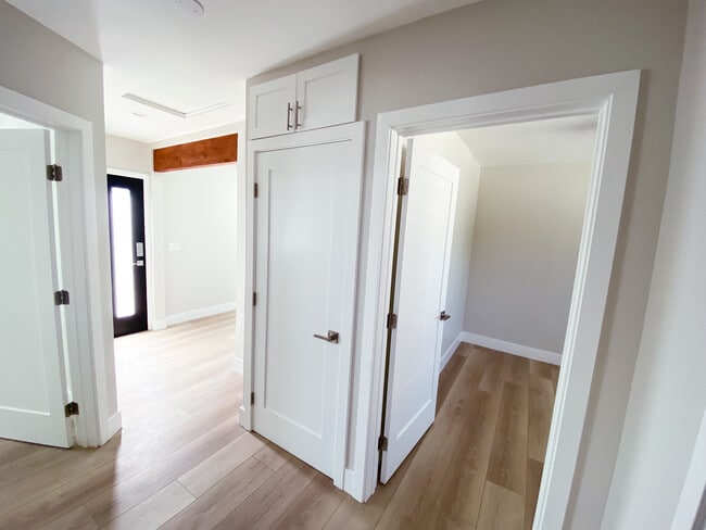 Building Photo - 14859 Chatsworth Dr