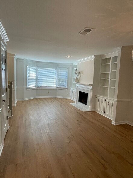 Main living area - 880 Lenox Oaks Cir NE