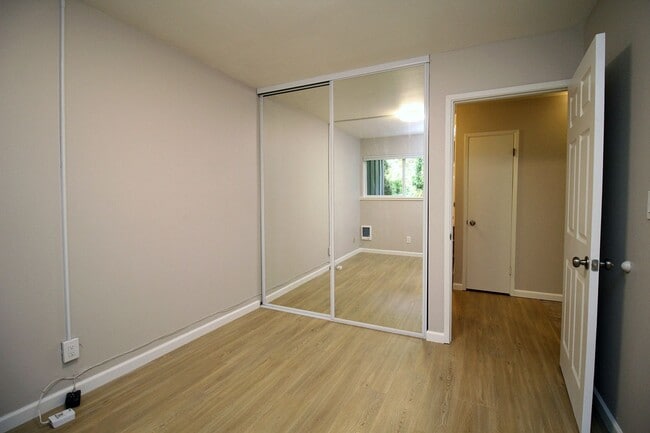 Building Photo - 4 Touchstone Dr