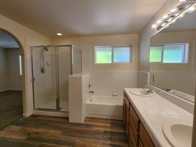 Building Photo - Rent Special $500 off 1st mo's