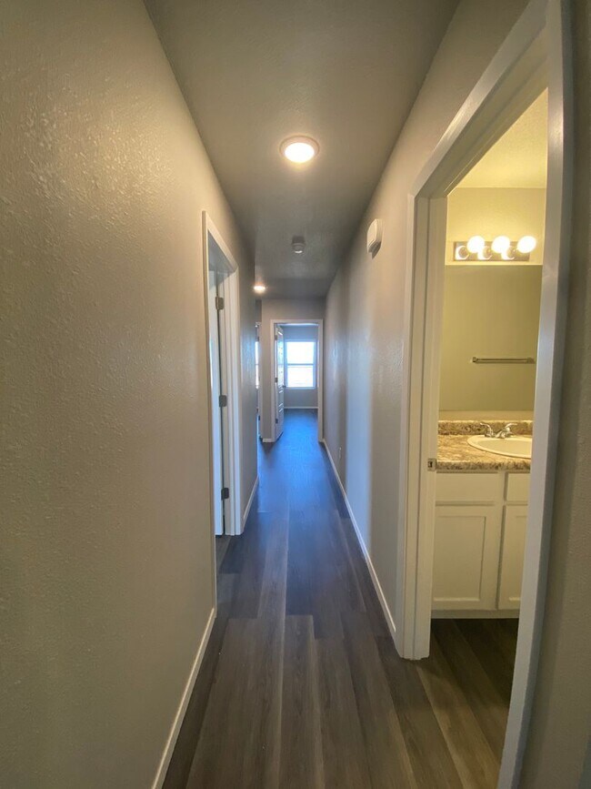 Building Photo - 503 W Loren Dr