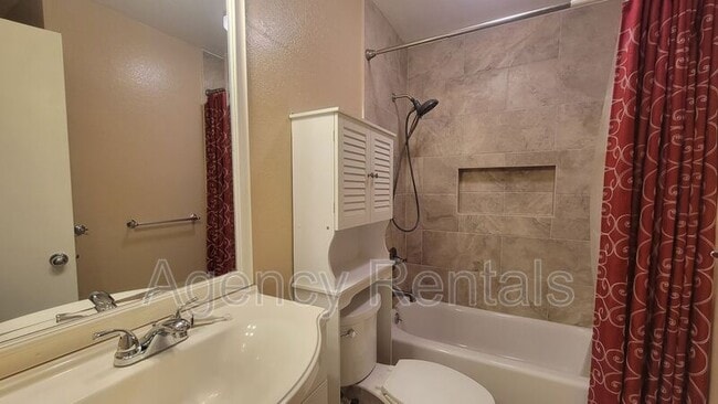 Building Photo - 545 Mananai Pl