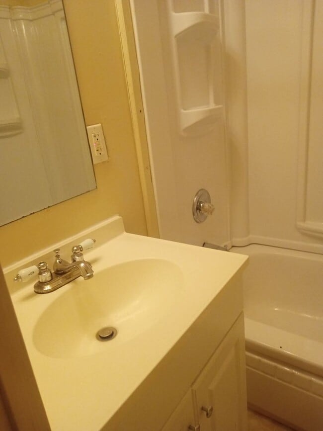 Building Photo - 1209 S Malcolm Ave