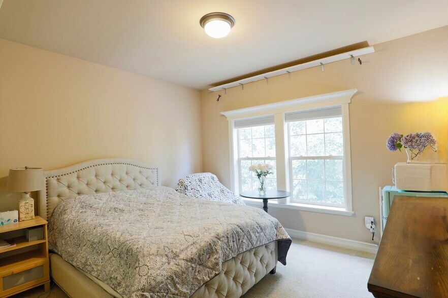 Building Photo - 12323 NE 102nd Ln