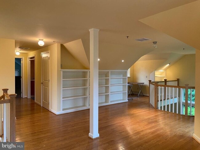 Building Photo - 108 E Park Pl