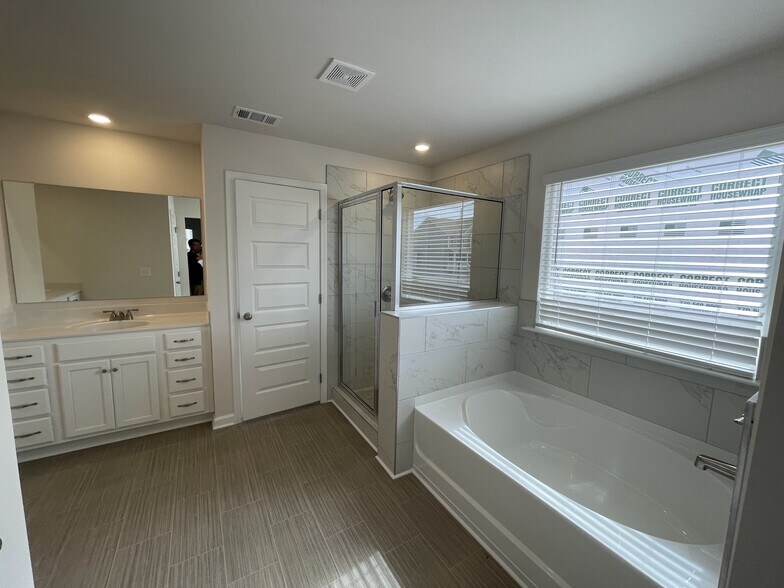 Master Bath with Dual Vanities - 246 River Run Dr