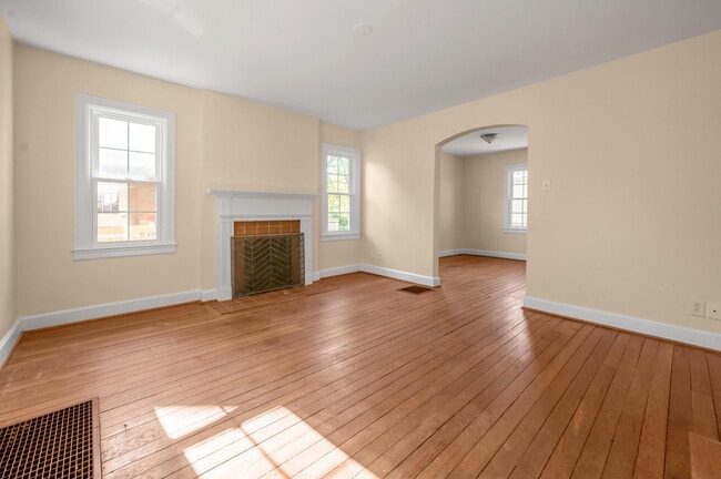 Building Photo - 494 Bob O Link Dr