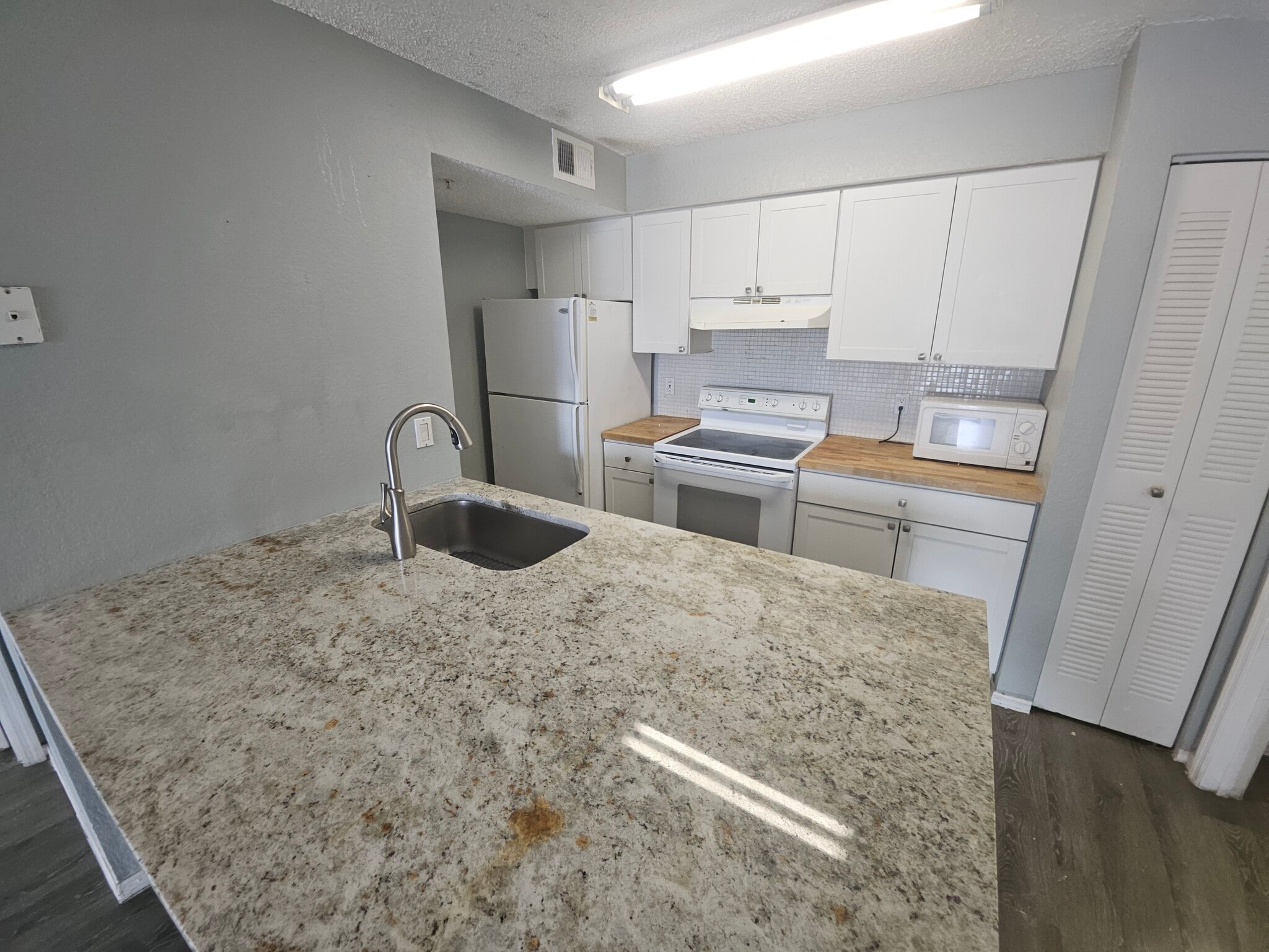 Building Photo - 4105 Tropical Isle Blvd