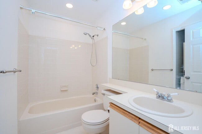 Building Photo - 32 Tanglewood Ct