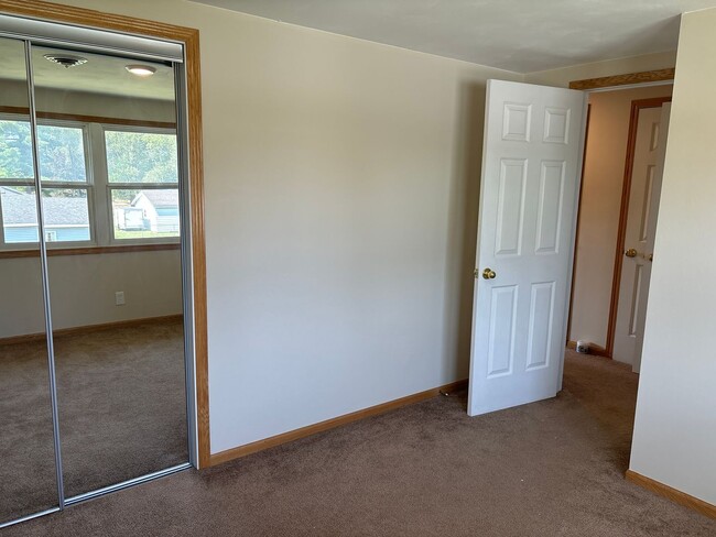 Building Photo - 2 Bedroom, 1.5 Bath Townhouse w/Garage in Camanche, IA