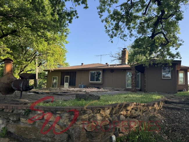 Building Photo - 2 bedroom 2 bath on a 12 acre paradise!