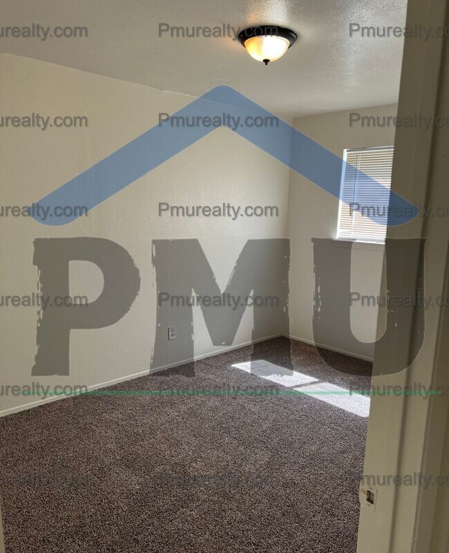 Building Photo - AVAILABLE NOW!!! Charming 3 Bed 1.5 Bath i...