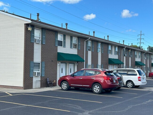 Building Photo - 3 Bedroom/1 bathroom renovated townhouse.