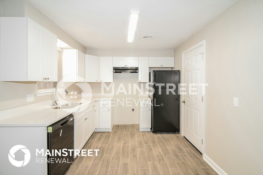 Building Photo - 5009 S Briarwood Dr