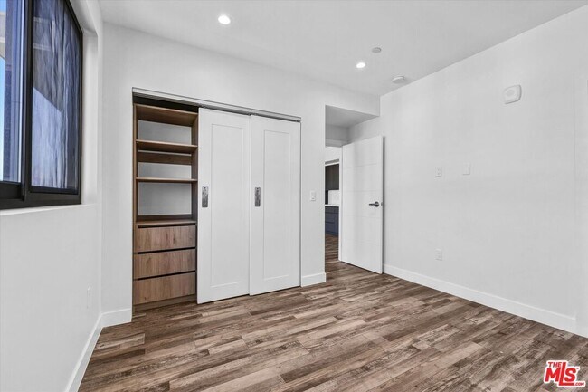 Building Photo - 1537 S Wilton Pl