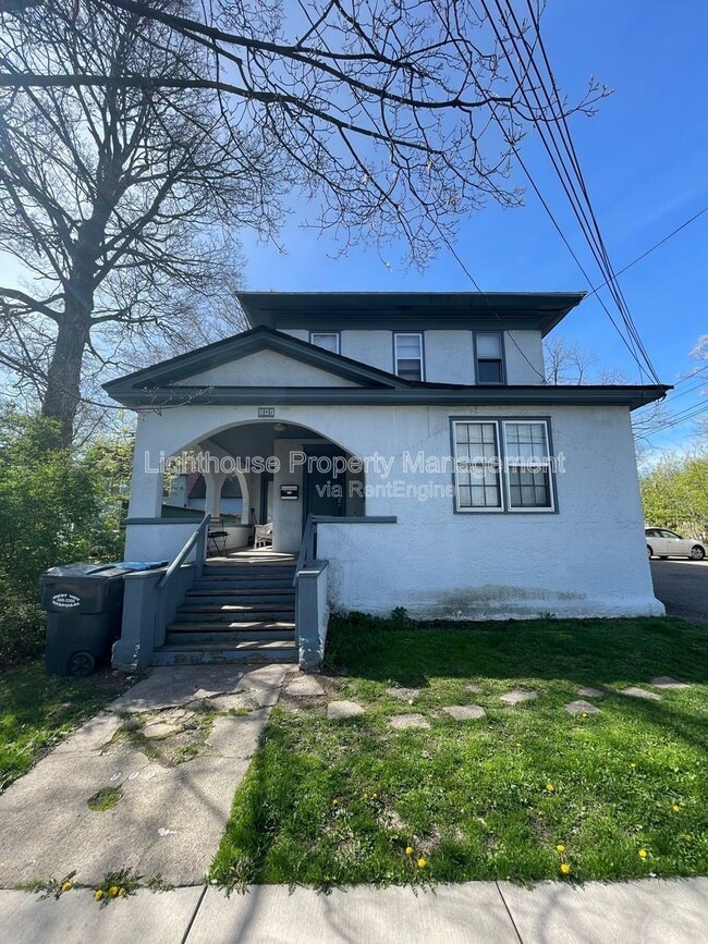 Building Photo - 809 W Cedar St