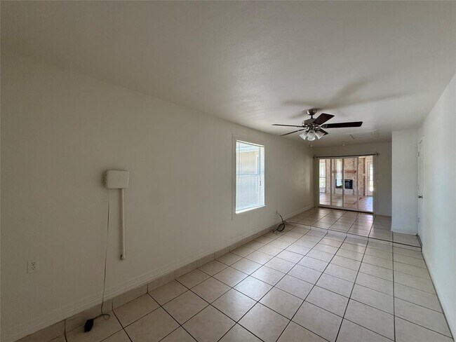 Building Photo - 8906 Pineridge Dr