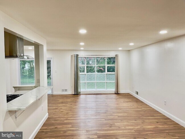 Building Photo - 1402 Mullins St