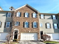 Building Photo - Don't miss out on this great 3 bed 3.5 bath townhouse with tons of amenities!