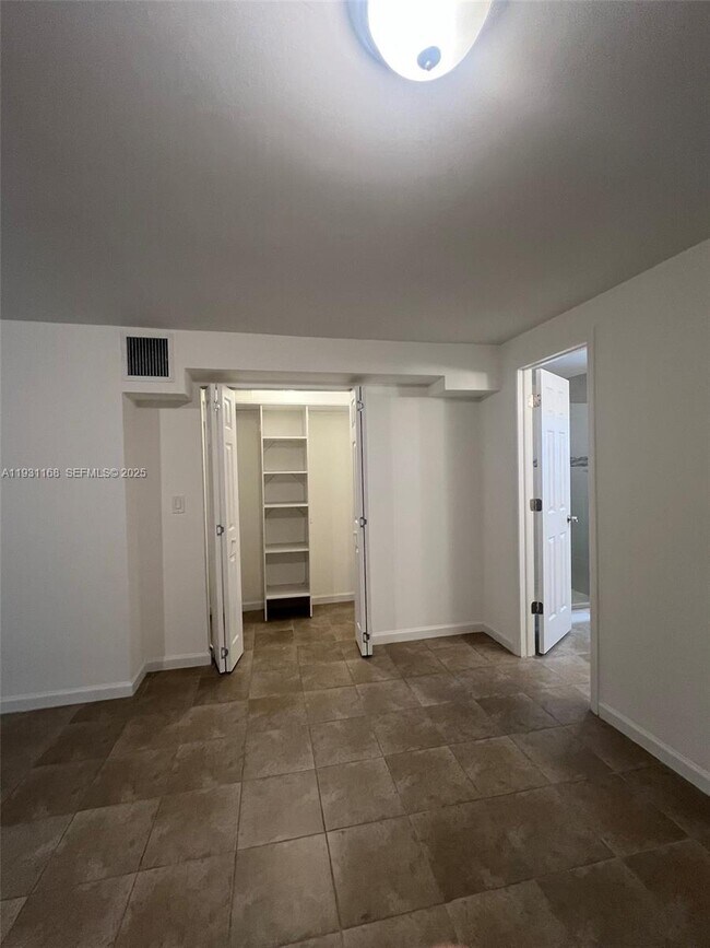 Building Photo - 9030 SW 40th Terrace