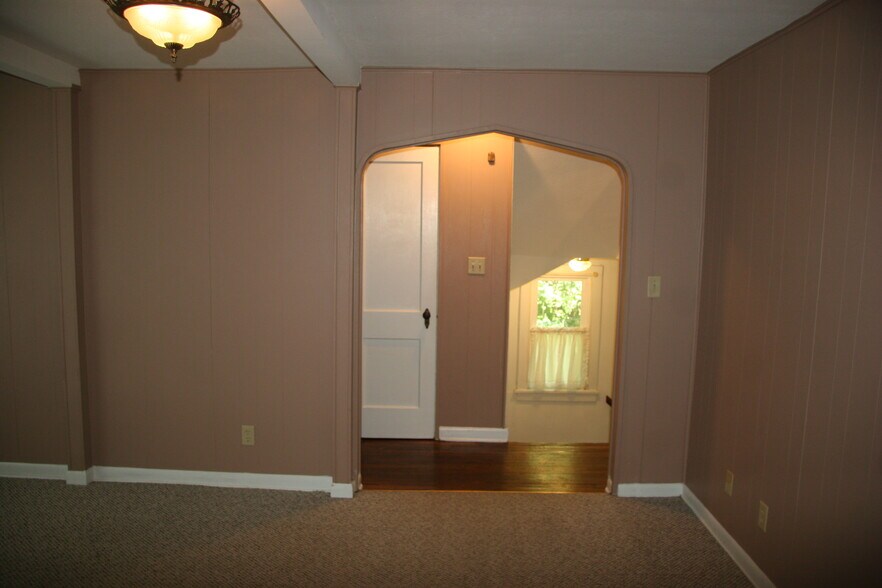 Building Photo - 491 Robinson St