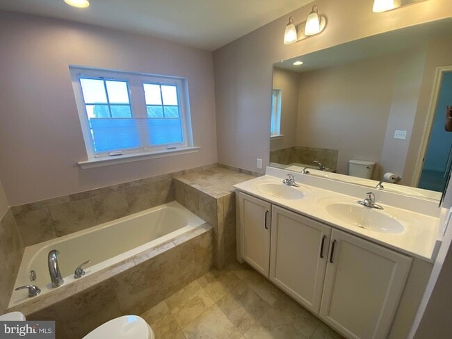 Building Photo - 37 Cecily Way