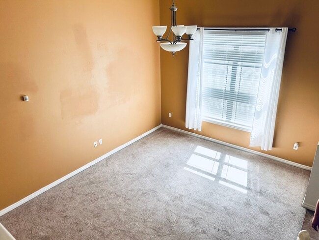 Building Photo - Spacious Townhome, Close to Fort Riley!