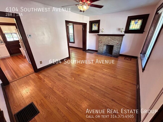 Building Photo - Charming 2-Bed Gem in St. Louis with 966 S...