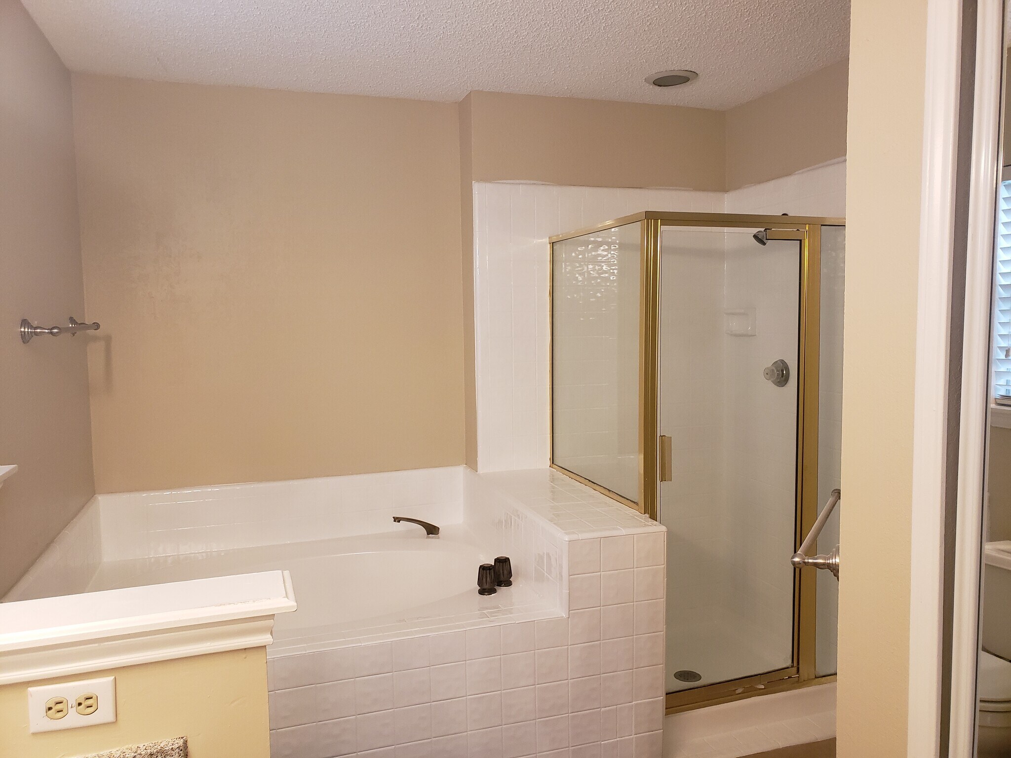 Building Photo - 2212 Carriage Hill