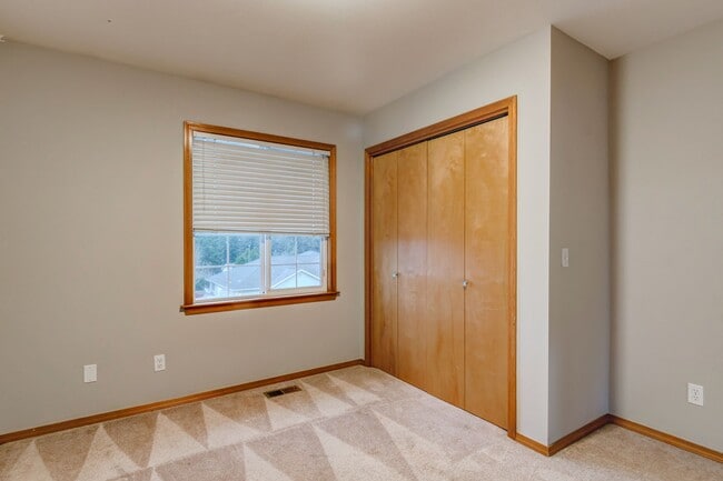 Building Photo - 4 bedroom, 3 bath Dog Friendly Home!