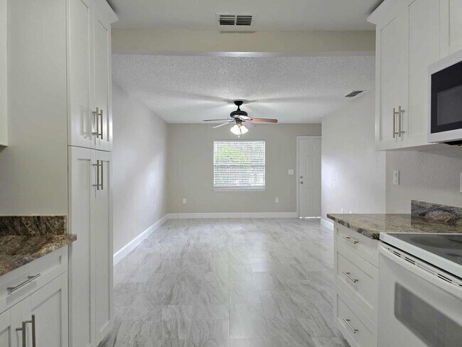 Building Photo - NEWLY RENOVATED 3 Bedroom 1.5 Bath now for...