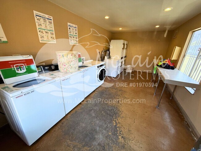 Building Photo - The Grove 2bd/1ba, Corner Unit